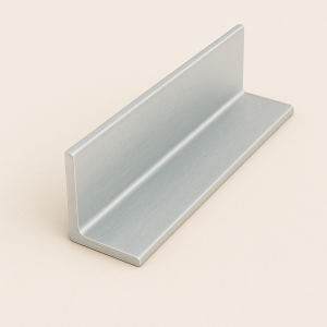 Уголок алюминиевый прессованный бульбообразный 15х18х1 мм АК4-1ч ГОСТ 13617-97 в наличии в Новгороде